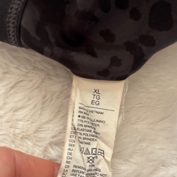 Old Navy Athletic Black Leopard Print Crop Top. Size XL - Picture 6 of 6